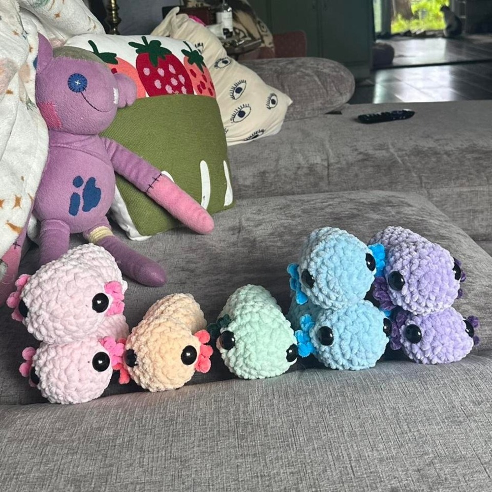 Soft and cuddly crochet axolotl - Picture 2 of 2